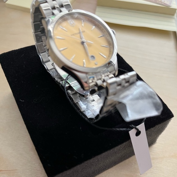 VICTORINOX SWISS ARMY WATCH CHAMPAGNE DIAL SAPPHIRE CRYSTAL NWT. GORGEOUS - Picture 3 of 11